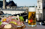 'Brettljause' with a view from the Stieglkeller to the Salzburg oldtown | © Stieglkeller, Salzburg