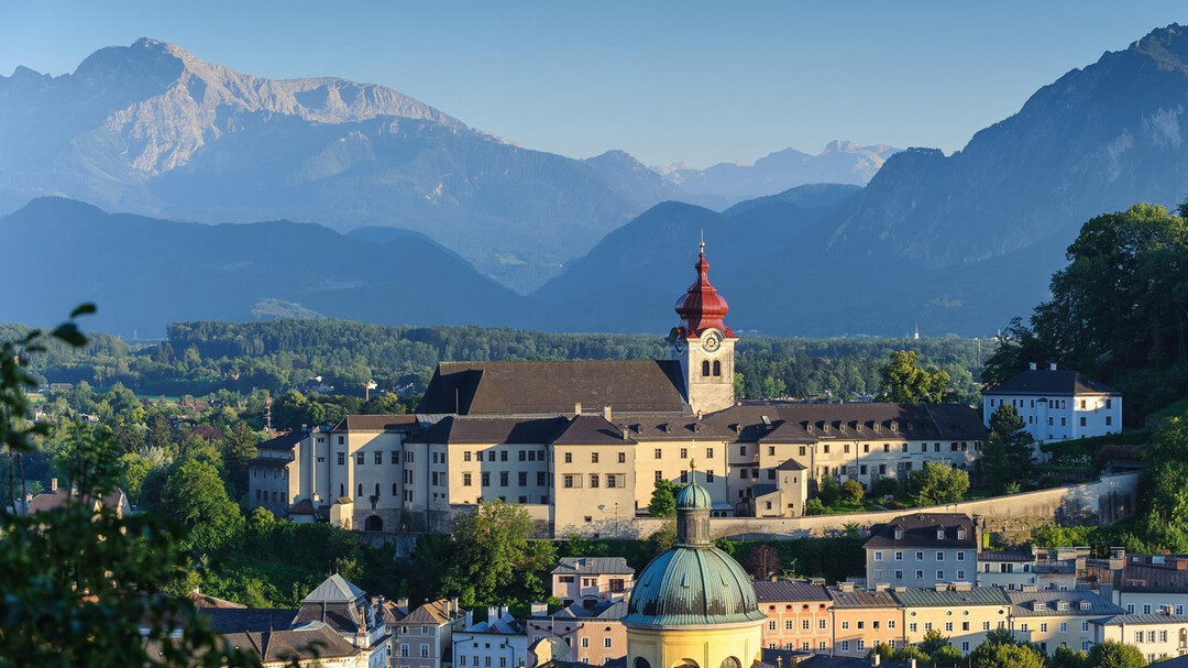 Nonnberg Priory with Untersberg | © Tourismus Salzburg / G.Breitegger