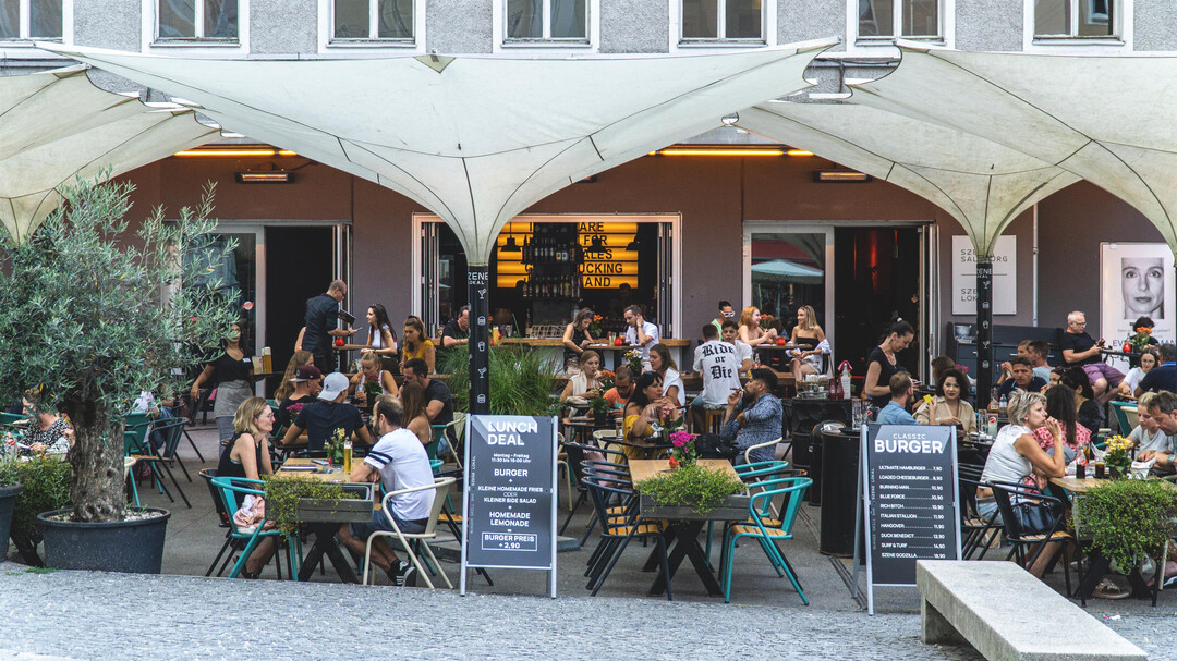 Blick auf Gastgarten und Lokal | © Szene Lokal