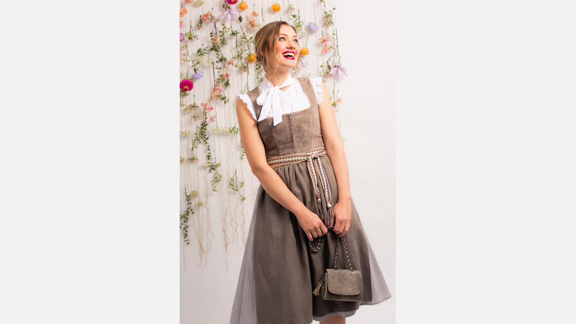Dirndl mit Tasche | © Trachten Forstenlechner