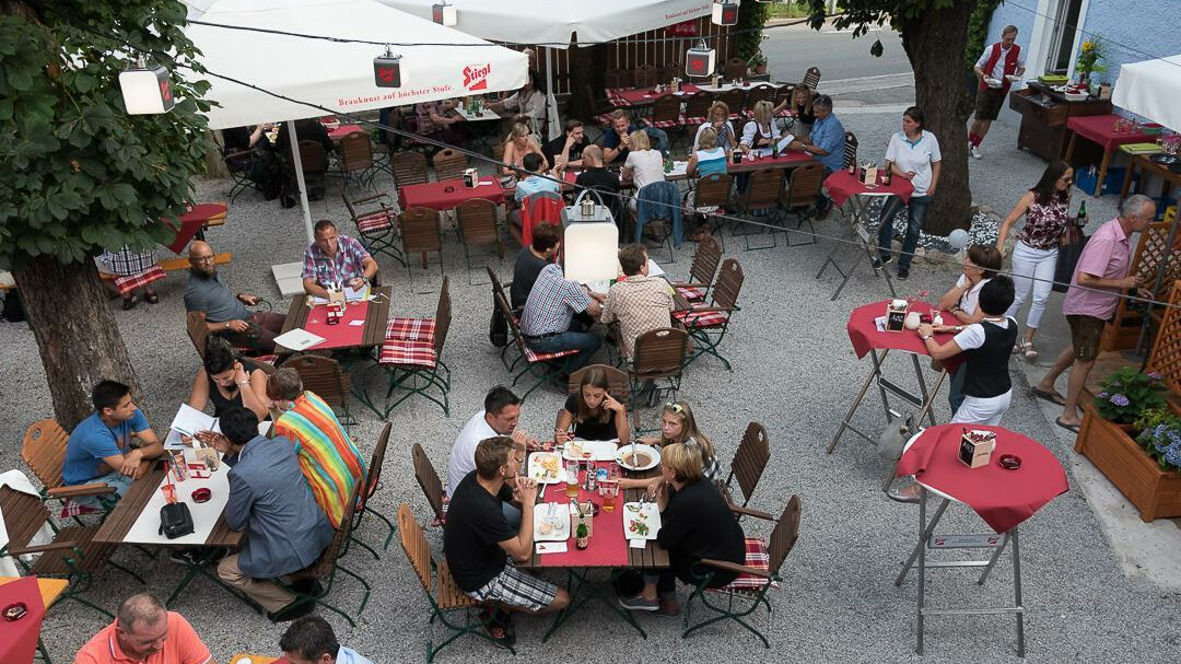 schattiger Gastgarten