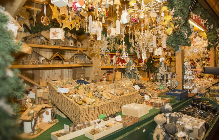 Schnitzereien beim Weihnachtsmarkt Mirabell | © weihnachtsmarkt-salzburg.at