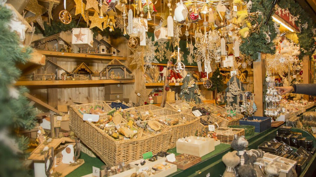 Schnitzereien beim Weihnachtsmarkt Mirabell | © weihnachtsmarkt-salzburg.at