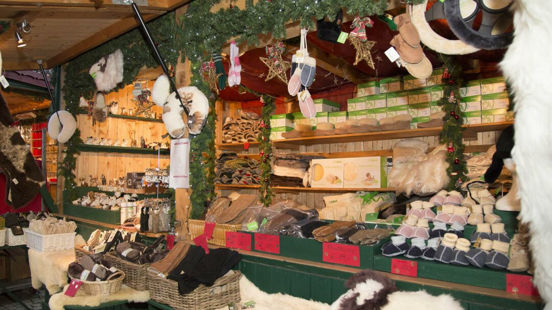 Fellhof beim Adventmarkt Mirabell | © weihnachtsmarkt-salzburg.at