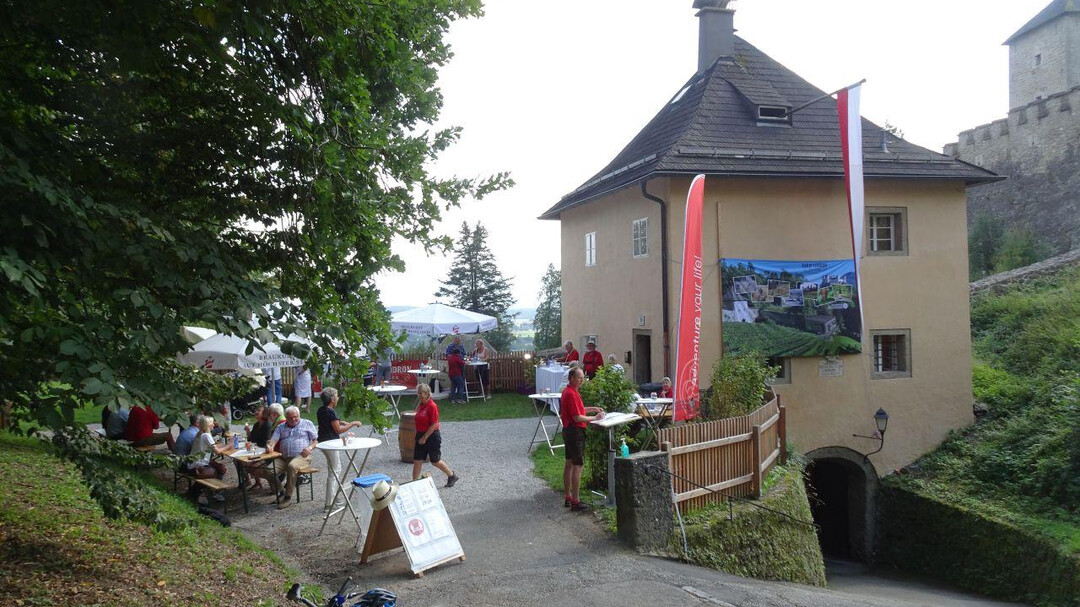 Heruiger vor dem Museum | © Josef Pohn
