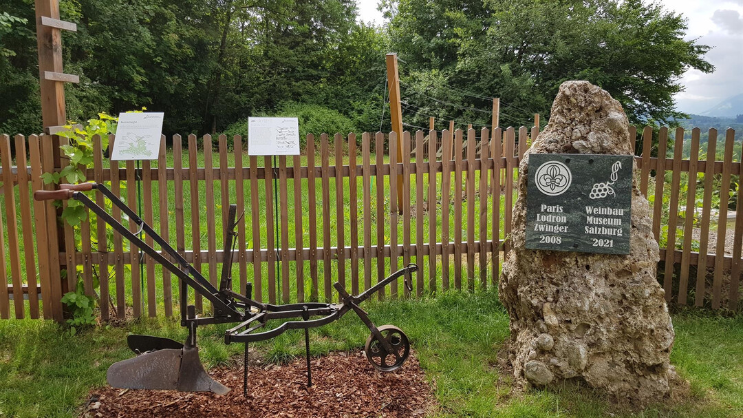 Gerätschaft vor dem Schauweingarten | © R. Büger-Liebl