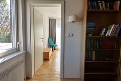 Komfort Apartment - Eingangsbereich mit Bibliothek