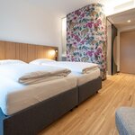 Photo of double room with shower or bath tub, WC | © Amadeo Schaffenrath