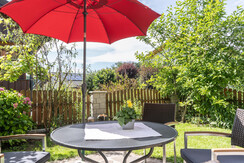 Garten mit Sonnenschirm