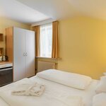 Photo of 4-bed-room with shower, bath tub, WC