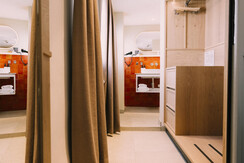 Doppelzimmer LARGE Garderobe arthotel Blaue Gans I