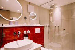 Doppelzimmer Bad arthotel Blaue Gans Ingo Pertrame