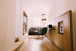 Doppelzimmer LARGE Sitzgelegenheit 2 arthotel Blau