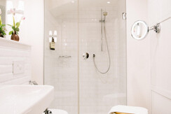 Doppelzimmer MEDIUM Bad arthotel Blaue Gans Ingo P