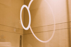 Doppelzimmer Bad Detail Dusche und Beleuchtung art