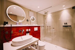 Doppelzimmer Bad arthotel Blaue Gans Ingo Pertrame