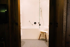 Juniorsuite Badezimmer arthotel Blaue Gans Ingo Pe