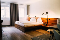 Juniorsuite Bett arthotel Blaue Gans Ingo Pertrame