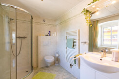 Helles Badezimer mit Dusche & WC