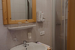 Einblick in die Bäder mit Dusche