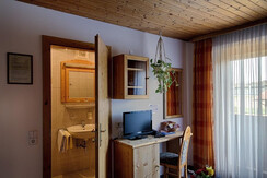 Der Schreibtisch mit Einblick ins Bad 