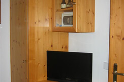 Schrankfront mit TV im EZ