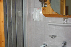 Dusche im Einzelzimmer