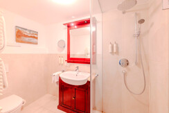 AMADEUS-Zimmer-41-ADZ-photo-by-michaelgroessinger.