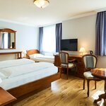 Photo of triple room with shower, WC