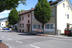 Motel außen mit Pfeil