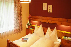 Doppelzimmer Blick Bett