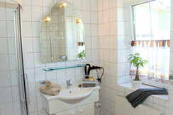 Badezimmer mit Dusche & WC