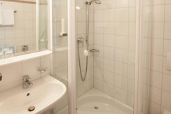 Bad, Doppelzimmer mit Balkon