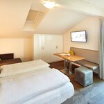 Obrázek family room with shower, bath tub, WC