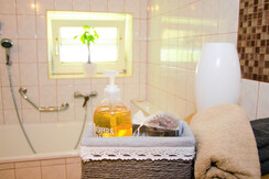 Badezimmer mit Badewanne, WC