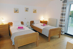 Schlafzimmer mit getrennten Betten