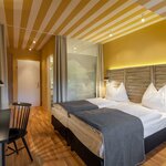 Photo of double room with shower or bath tub, WC