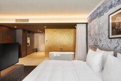 Suite mit offenem Bad