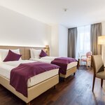 imagen de Habitación con dos camas, ducha, WC, superior