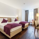 imagen de Habitación con dos camas, ducha, WC