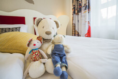 stofftiere-bett-ff4-jufa-hotel-salzburg