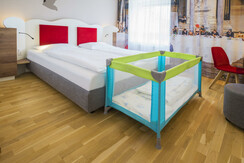 Doppelzimmer mit Babybett