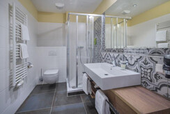 badezimmer-mit-dusche-dz-jufa-hotel-salzburg-720x4