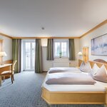 Image de chambre à 2 lits avec douche, WC