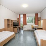 Image de chambre à 3 lits avec douche, WC