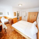 ….. képe 3 ágyas szoba, zuhany, WC