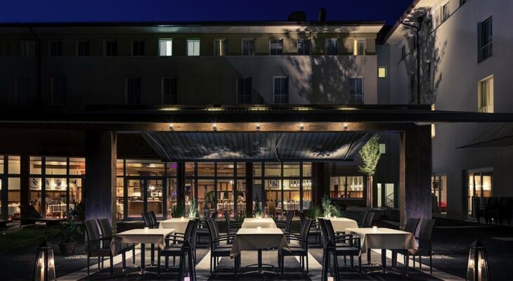 Gartenterrasse bei Nacht