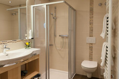 Badezimmer mit Dusche