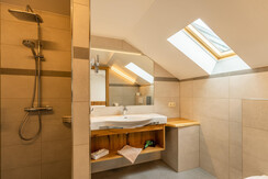 Bad mit Dusche und WC