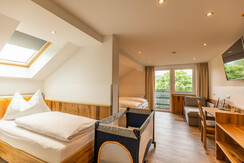 Familienzimmer mit Gitterbett